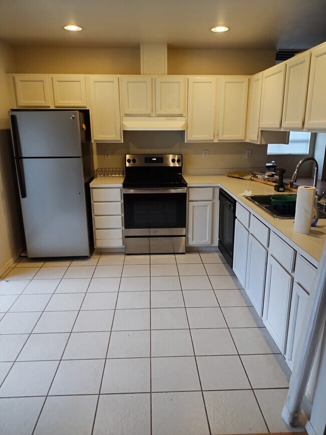 Newer appliances - 2538 Pacific St