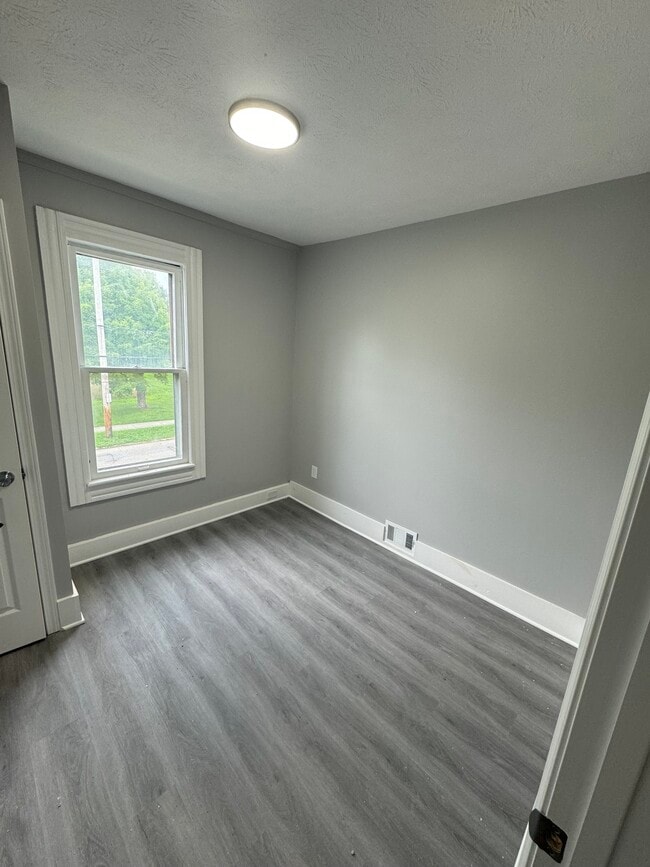 Building Photo - 1074 E 71st St