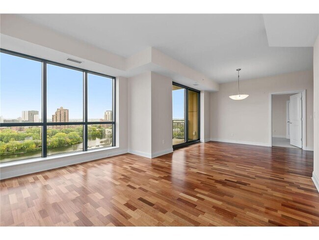 Foto del edificio - 100 3rd Ave S
