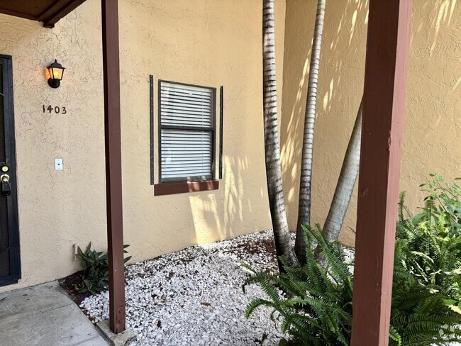 Building Photo - 1403 Lakeview Dr E