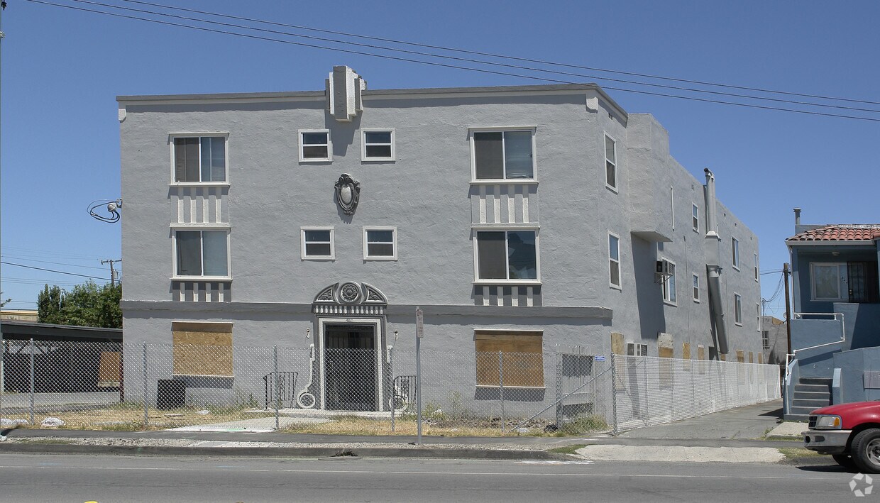 Building Photo - 460 W 10th St