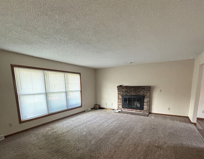 Foto del edificio - 3 Bed/ 1.5 bath Duplex for rent in desirable Waterloo location!