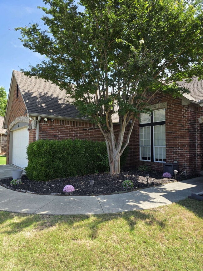Building Photo - "Charming 3-Bedroom Gem with 2 Full Baths ...
