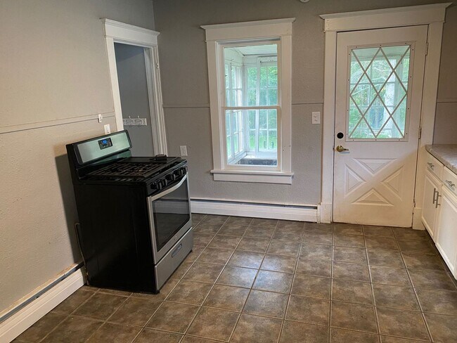 Building Photo - 3 bed 1 bath single family home in Rhinela...