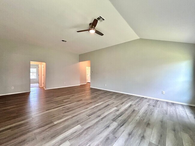 Foto del edificio - Spacious 4/BR 3/BA One-Level Home with Lar...