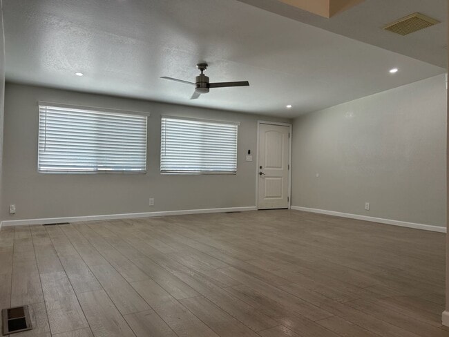 Foto del edificio - PLEASE CONTACT VAUGHN REALTY TO SET UP AN APPOINTMENT (760)446-6561