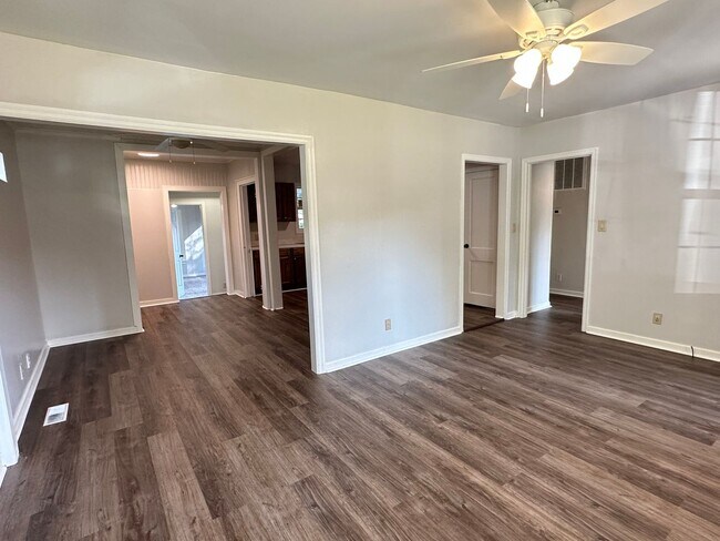 Foto del edificio - Walk to Jonesboro High School! 3bed/2bath