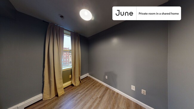 Foto del edificio - Private bedroom in 3 bed/1 bath Home