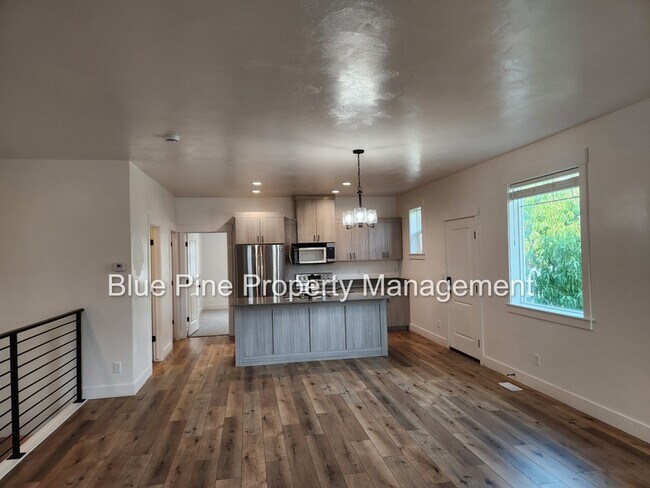 Foto del edificio - 1664 S Higbee Ave