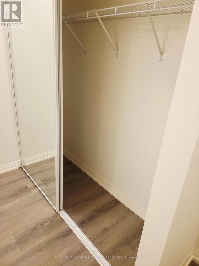 Building Photo - 27 Korda Gate