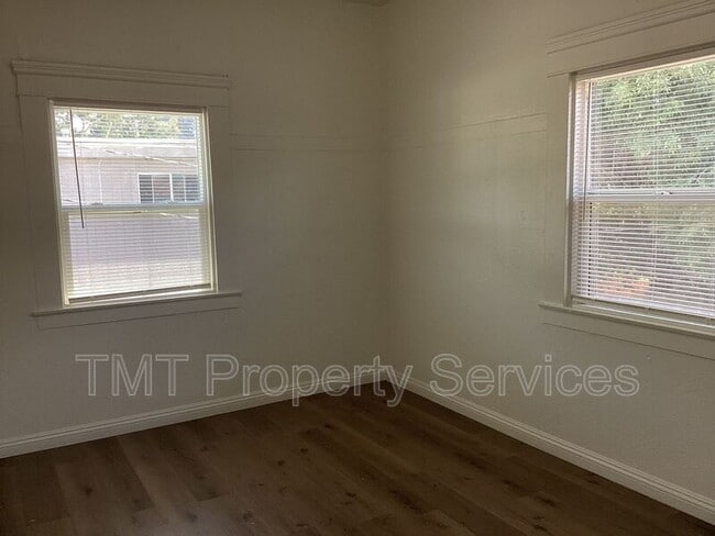 Building Photo - 202 W Oak St