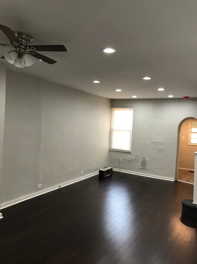 Foto del edificio - 6439 Glenmore Ave