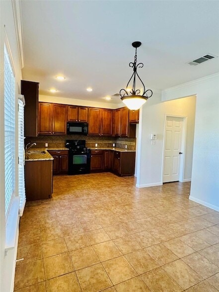 Building Photo - 2800 Canyon Valley Run