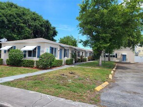 Building Photo - 1005 N 18th Ct