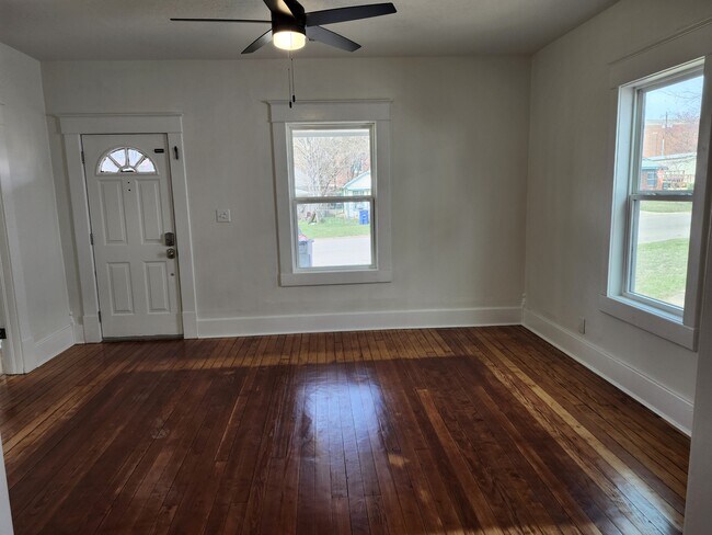 Foto del edificio - 709 E Harrison Ave