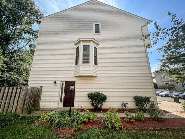 Building Photo - Huge 3 Bedroom 2.5 Bathroom Brick Townhome...