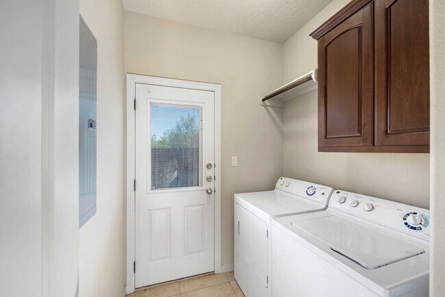 Foto del edificio - August 2026 Move In! 3 Bed, 3.5 Bath Condo in Great Community!