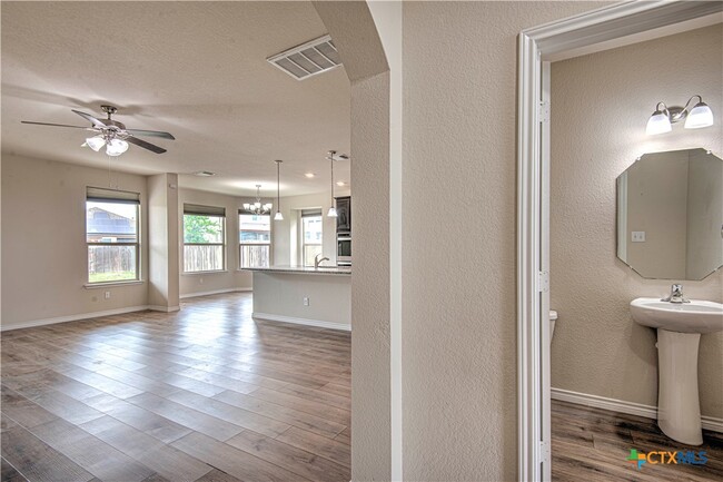 Building Photo - 6107 Lavaca Dr