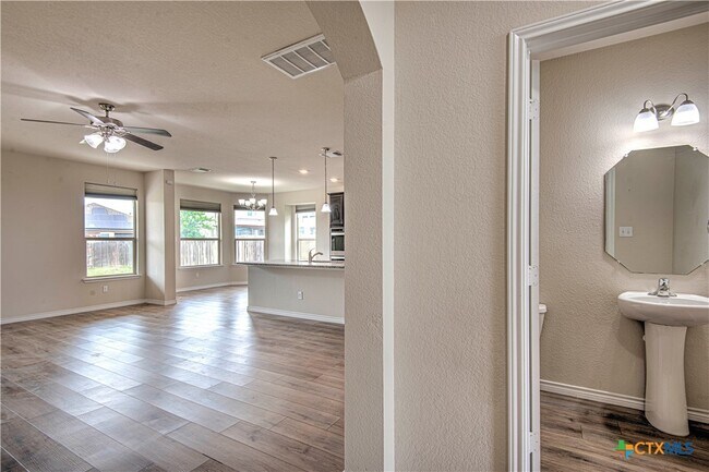 Foto del edificio - 6107 Lavaca Dr