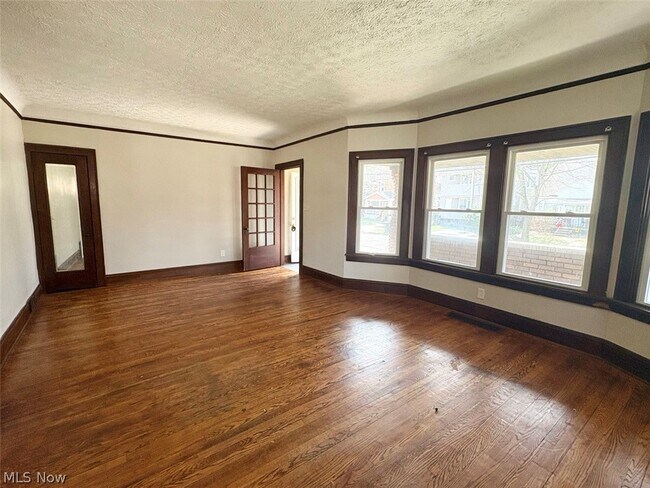 Foto del edificio - 245 Oakdale Ave