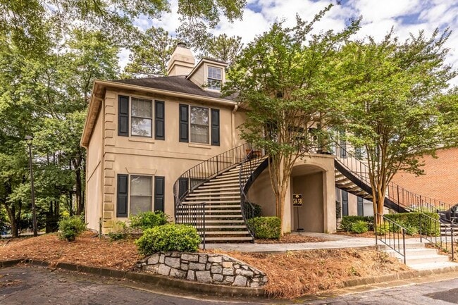 Building Photo - 5 Plantation Dr NE