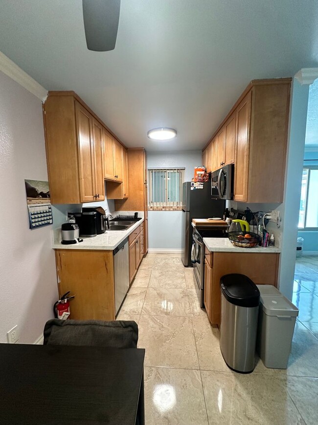 Building Photo - 1 Bedroom, 1 Bathroom Condo for Rent in Im...