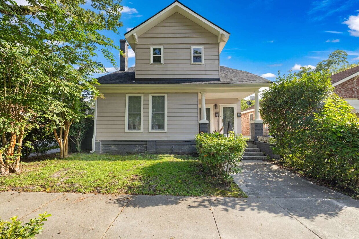 Foto principal - Renovated 3 Bed • 1.5 Bath Upstairs Unit -...