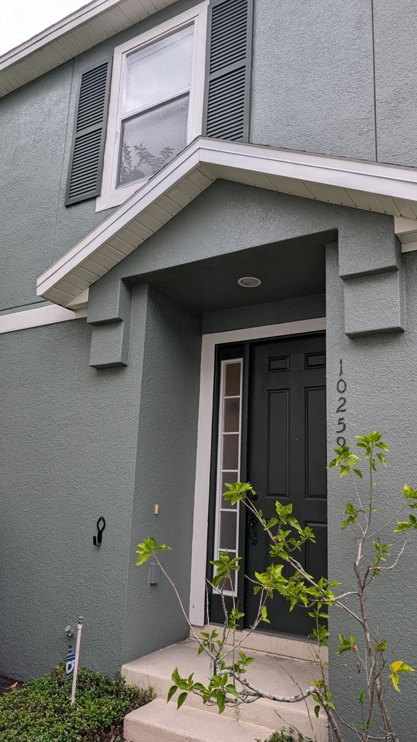 Foto del edificio - Two Bedrooms with floor plan at the same level and one car garage.