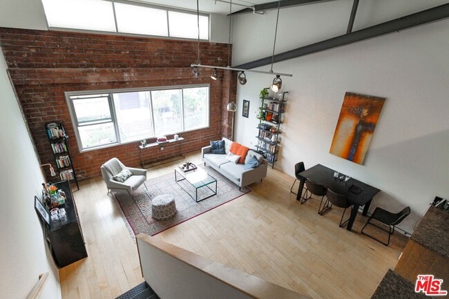 Building Photo - 120 S Hewitt St