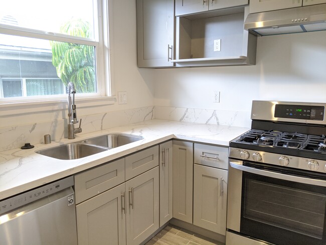 Foto del edificio - 1323 Harper N Ave