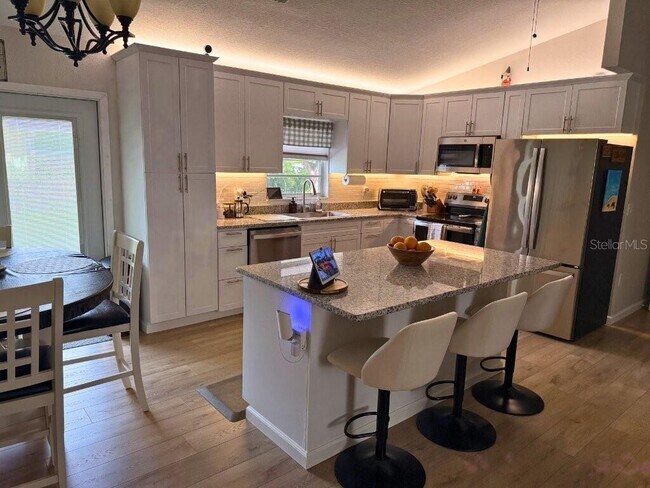 Foto del edificio - 7242 Ashmore Dr