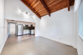 Building Photo - 1050 NE 129th St