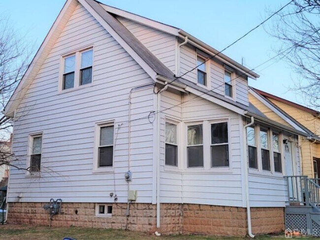 Building Photo - 35 Delavan St
