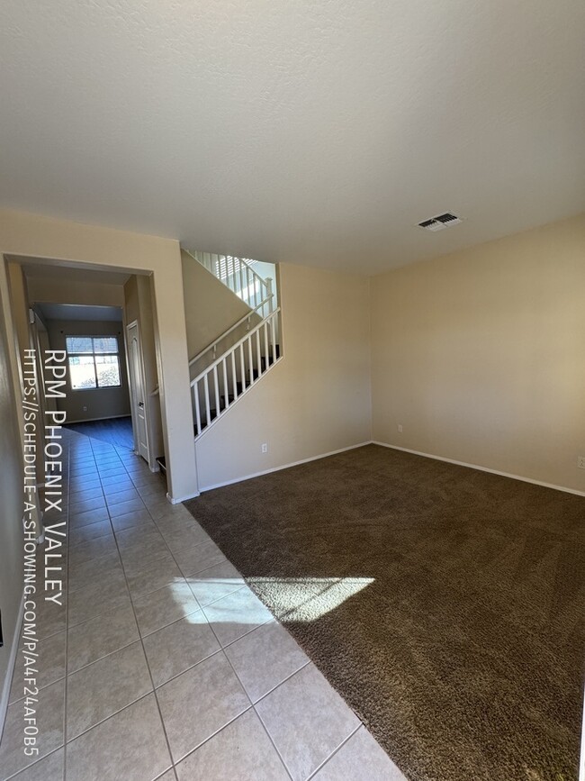 Building Photo - Cozy 4 bed / 2.5 bath with new carpet and ...