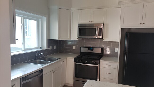 Building Photo - 200 W Cypress St