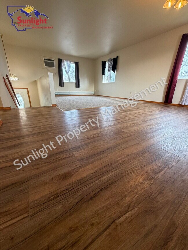 Foto del edificio - Spacious 3 Bed / 1.5 Bath Home with Garage & Off-Street Parking