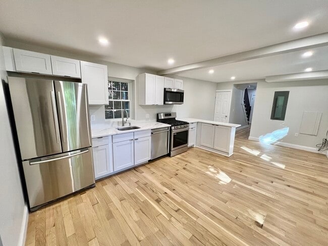 Building Photo - 6 La Grange Pl