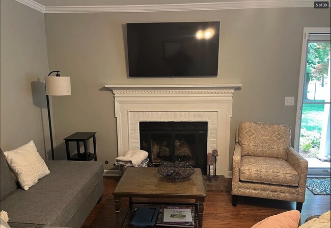 Foto del edificio - "Charming 2-Bedroom Retreat in Franklin with 1.5 Baths and Cozy 1244 Sq Ft Layout!"