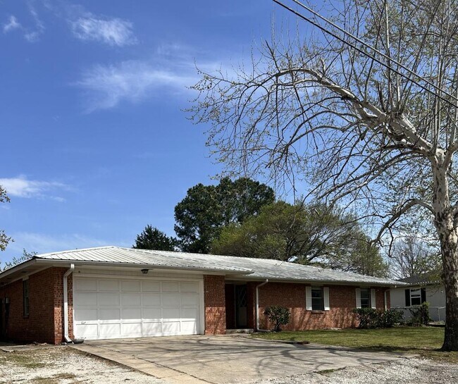 Building Photo - 424 N Webb Ave