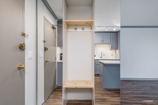 Entryway - 6157 N Sheridan Rd