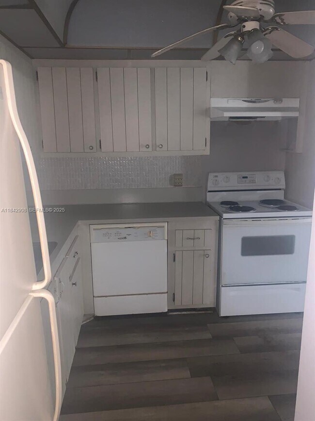 Foto del edificio - 2025 NE 164th St