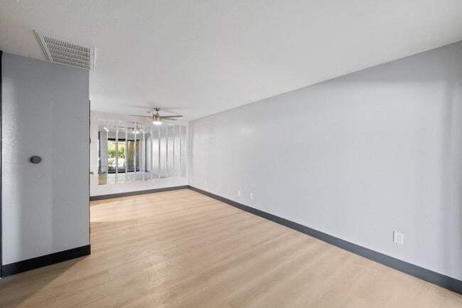 Building Photo - Palm Springs Villas Condo