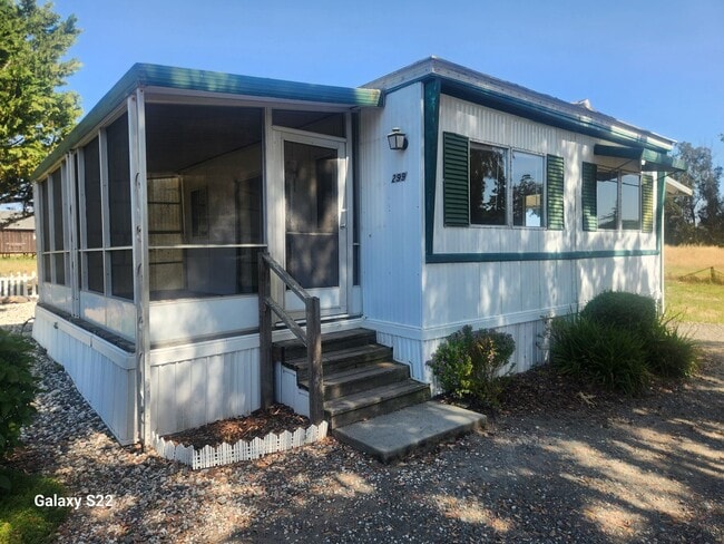 Building Photo - Bright and Cheery, well maintained 2 bedro...