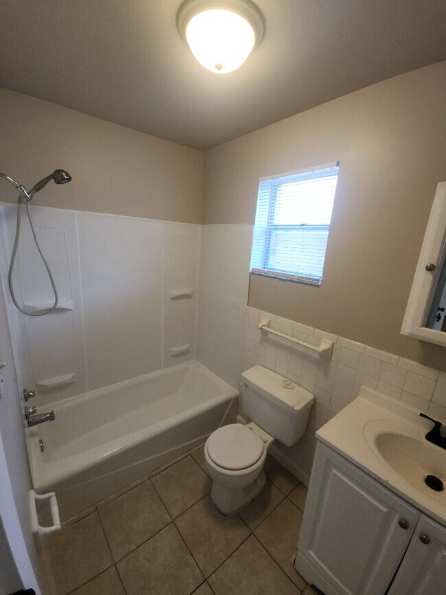 Building Photo - 2 bedroom 1 bath