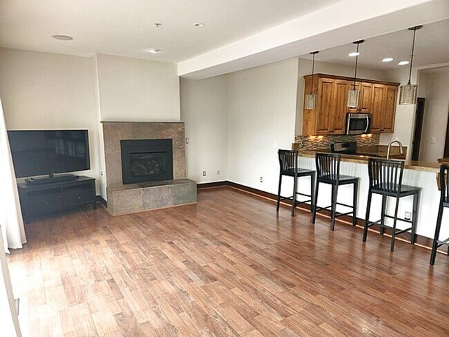 Building Photo - Centrally Located Light and Spacious 2 BR ...
