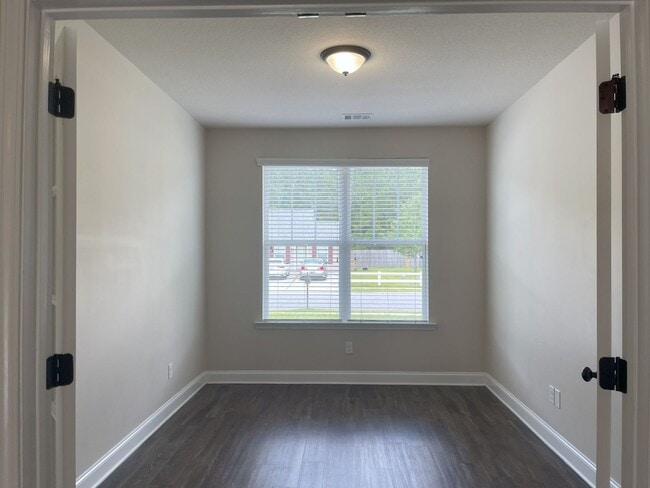 Building Photo - 111 Willow Dr