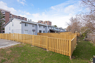 Building Photo - Forest Glen Townhomes