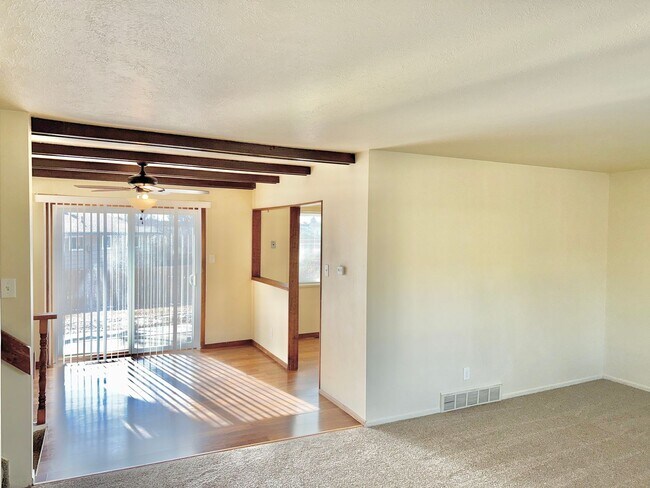 Foto del edificio - Three Bedroom Tri-Level Home in Garden Ranch