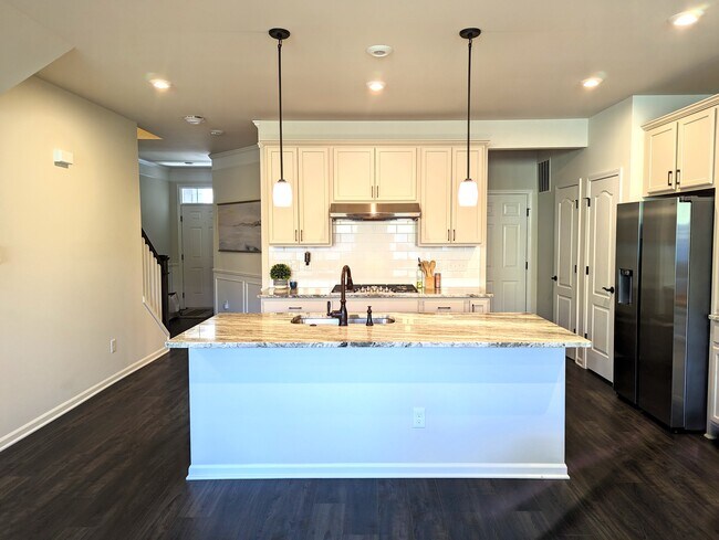 Kitchen with island - 4709 Broomfield Way