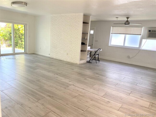 Building Photo - 9240 Harding Ave